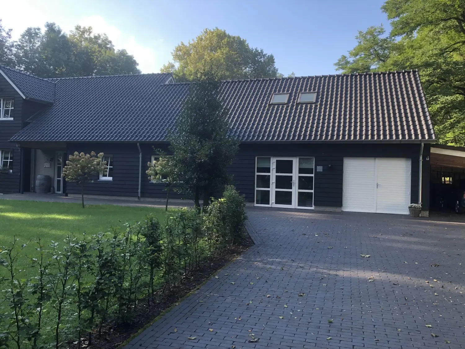 Het praktijkgebouw in het buitengebied van Budel