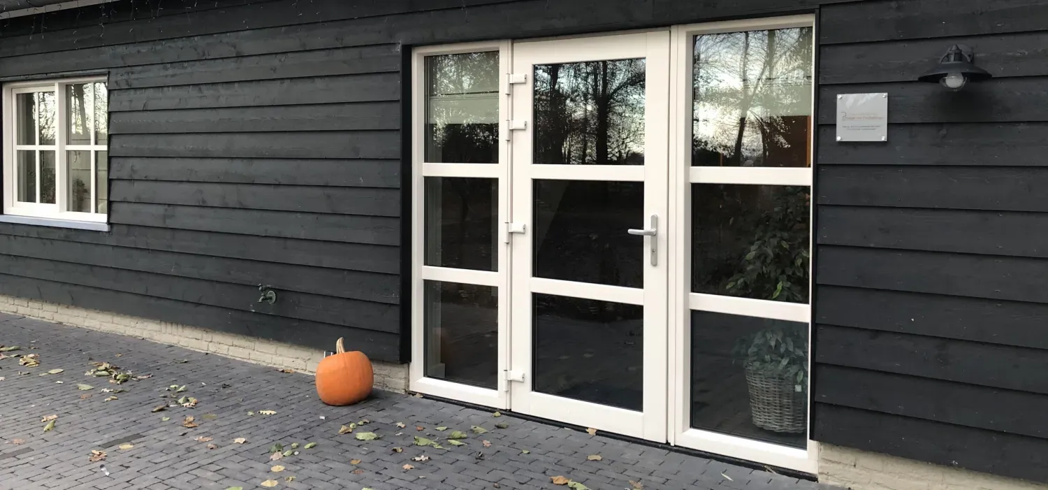 Ingang van de praktijk in de avondschemering