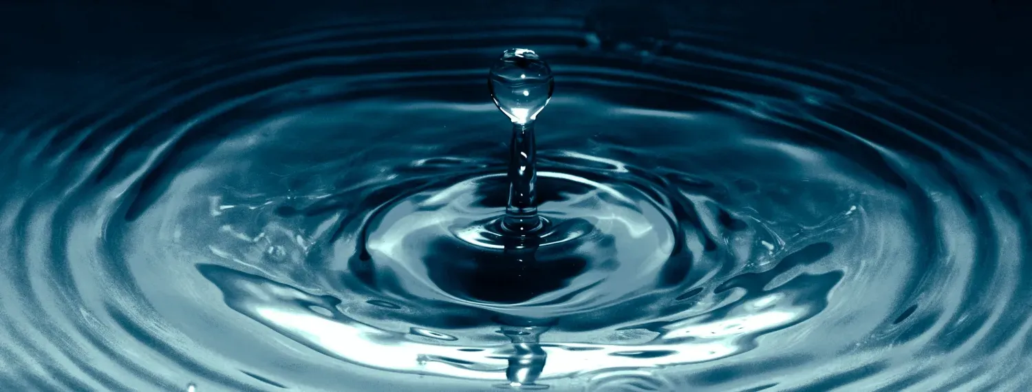 Waterdruppel met rimpelingen - symbool voor impact en groei in leertherapie